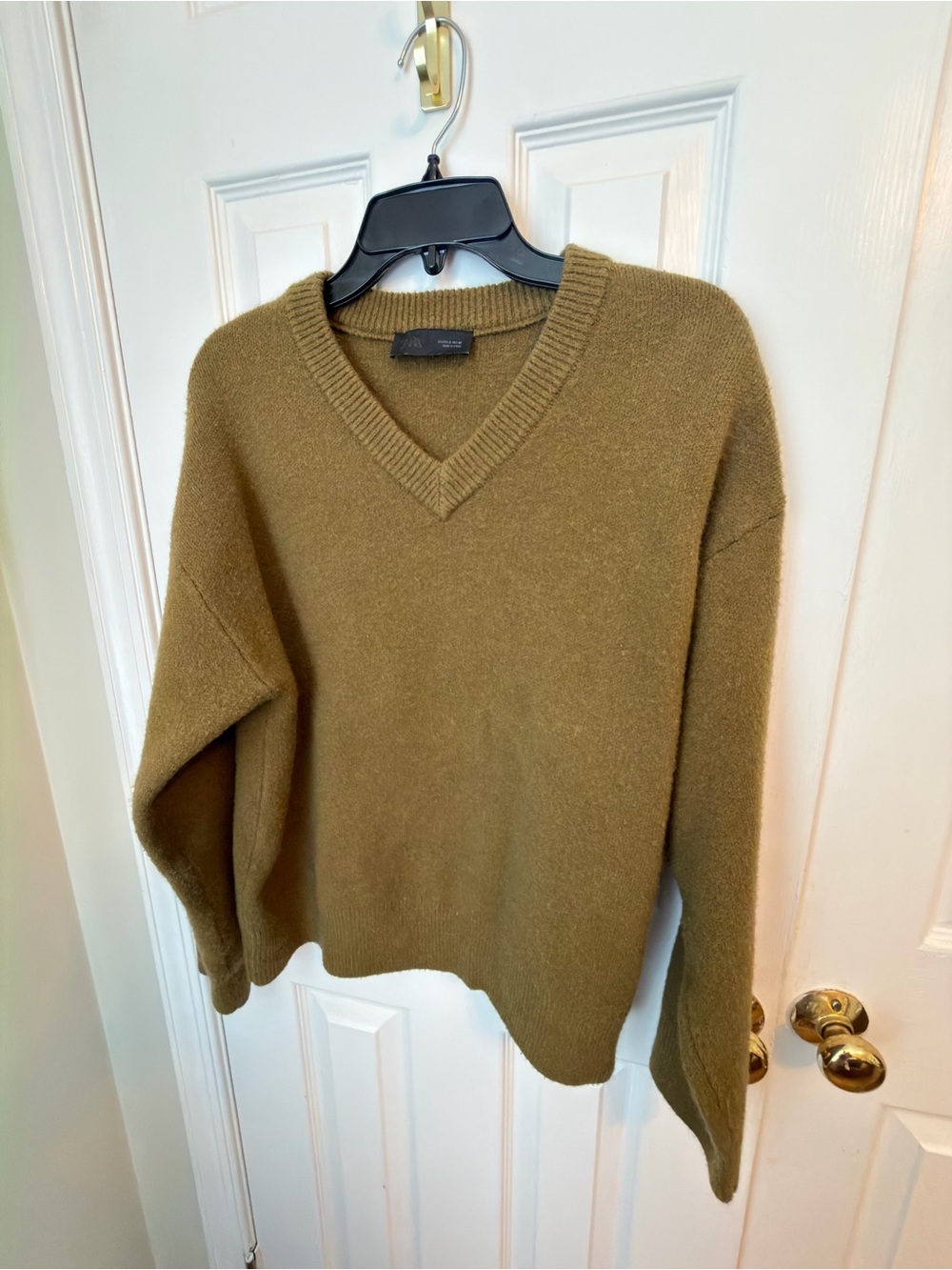 Zara Men's V-Neck Sweater in Olive